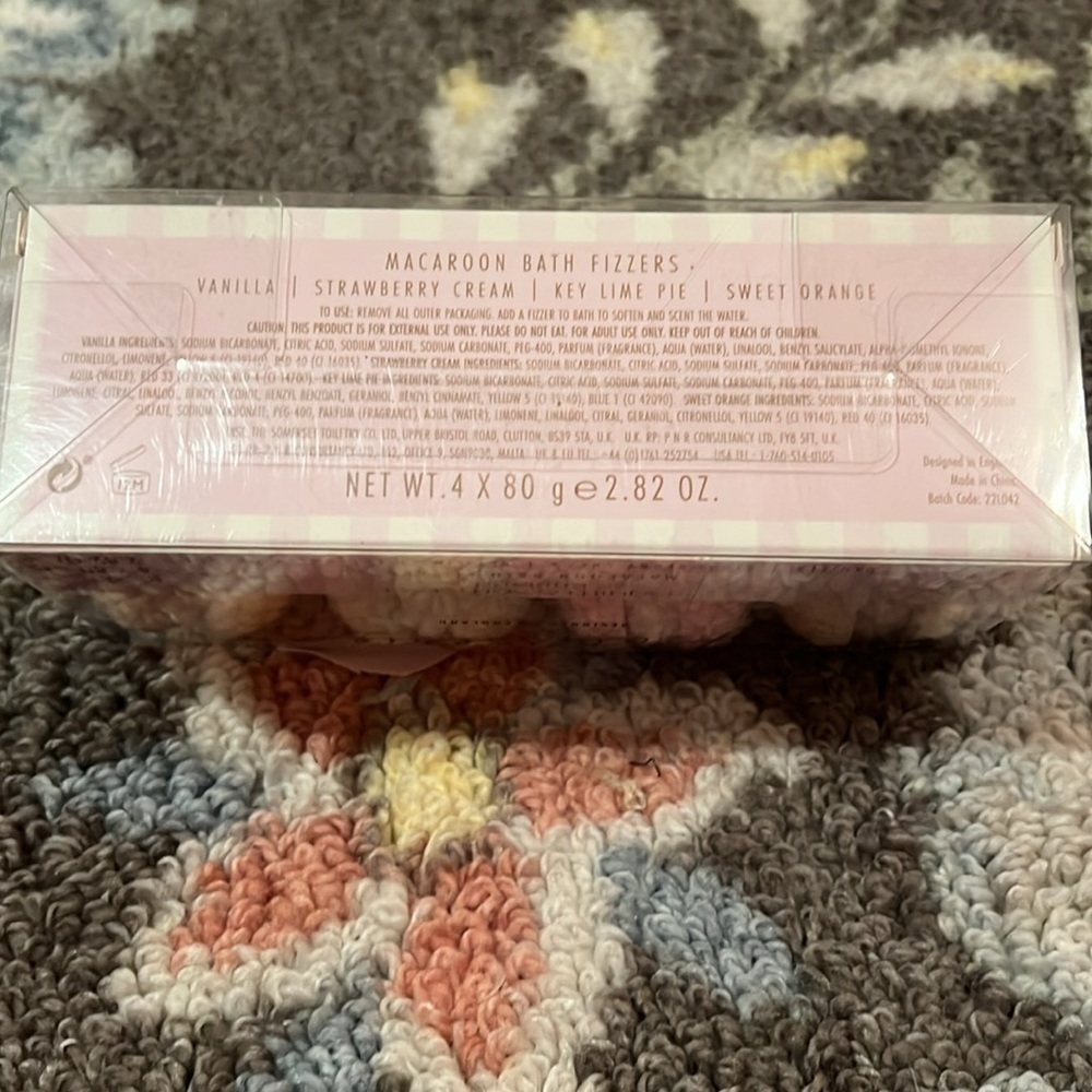 New unopened Macaroon bath Fizzers - Picture 2 of 2
